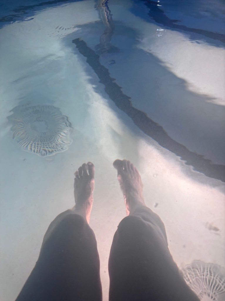 ¿Con qué ojos vemos lo que está a nuestro alcance? Los míos hoy eligen la gratitud, la abundancia. Porque si hay agua limpia, si hay sol y hay descanso, lo hay todo. He dejado de esperar el escenario “perfecto” para cruzar este umbral del bienestar.